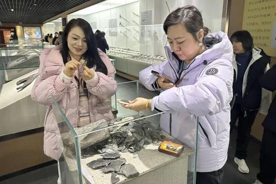 考察团成员了解古代石器。伊尔番 摄