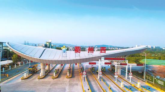 图为衢州西收费站。