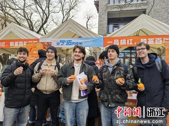 北大外籍学子品尝“红美人”。晓塘乡&nbsp;供图