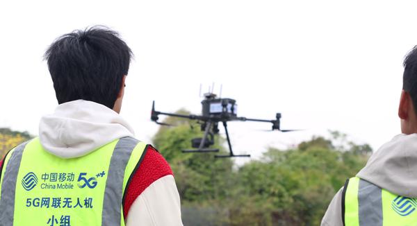 技术人员成功完成5G-A网联无人机全自动试飞任务。苏珩摄