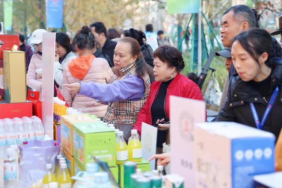 “山海共富”好物吸引众多市民关注购买。唐叶韵&nbsp;摄