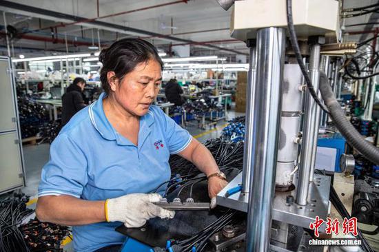 图为工人在金沙县经济开发区一家数据线生产企业车间生产线上作业。史开心 摄 图为工人在金沙县经济开发区一家数据线生产企业车间生产线上作业。史开心 摄