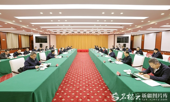 12月17日，自治区党委书记陈小江、自治区主席艾尔肯·吐尼亚孜在乌鲁木齐会见中国长江三峡集团董事长刘伟平、总经理李富民一行。石榴云/新疆日报记者 崔志坚摄