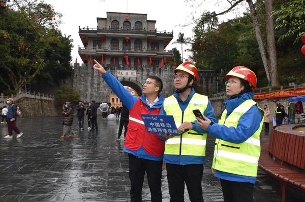 技术人员在友谊关进行5G-A网络测试。黄岚 摄