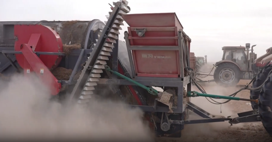 机械化采收油莎豆。阿布力孜 摄