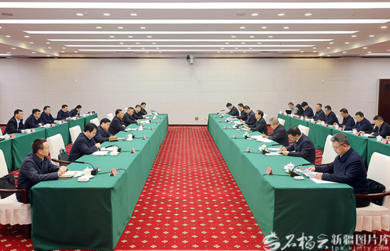 12月17日，自治区党委书记陈小江、自治区主席艾尔肯·吐尼亚孜在乌鲁木齐会见中国铁道建筑集团董事长戴和根一行。石榴云/新疆日报记者 崔志坚摄e