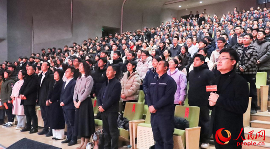 全体起立朗诵《老兵歌》节选现场。人民网记者 陈新辉摄e