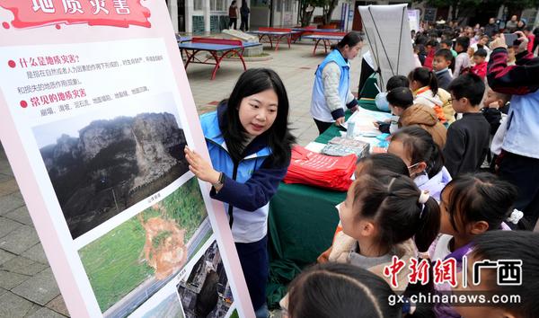 给孩子们科普地灾防治知识。康宁 摄