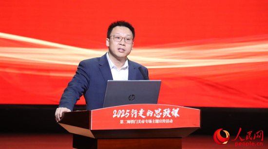 兵团党委党校教授罗利华分享对兵团精神的感悟。人民网记者 陈新辉摄e