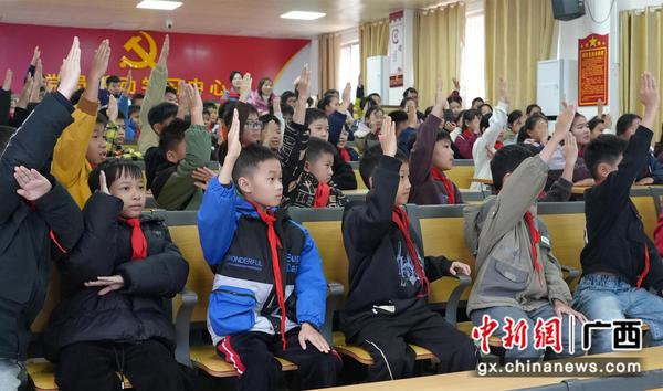 孩子们积极举手回答科普问题。谢贵红 摄