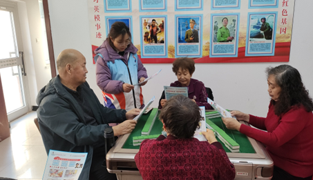 居民集中学习消防知识。2