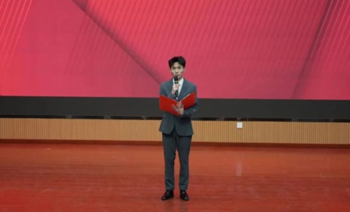 活动现场宣讲团成员讲述先进事迹。

