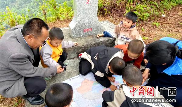 边境界牌旁的国家版图意识科普课堂。黄醒云 摄
