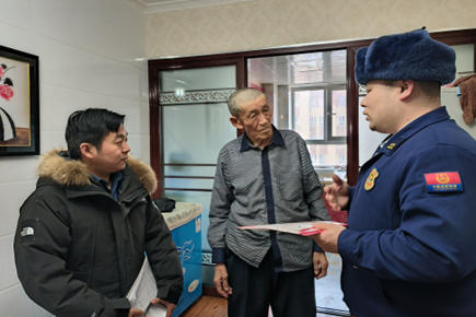 消防监督员在居民家中普及消防知识。