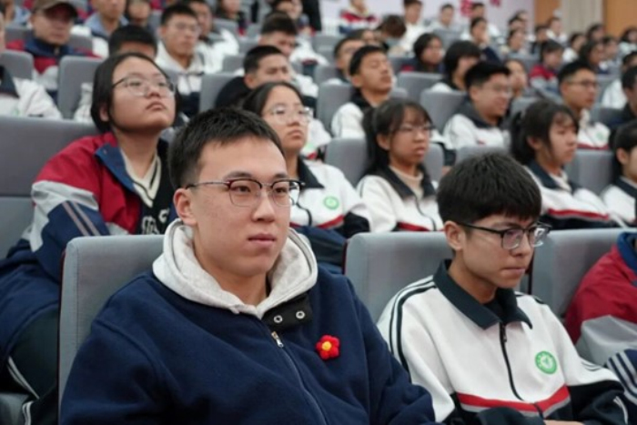 学生聆听宣讲。