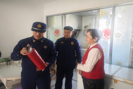 消防宣传人员教市民普及消防知识。