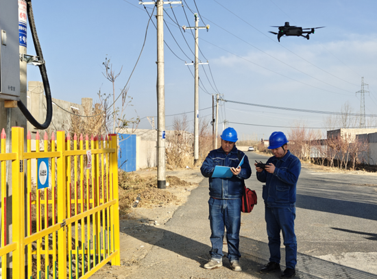 image国网民丰县供电公司运维人员利用无人机开展配网工程验收项目 曾亚琼摄