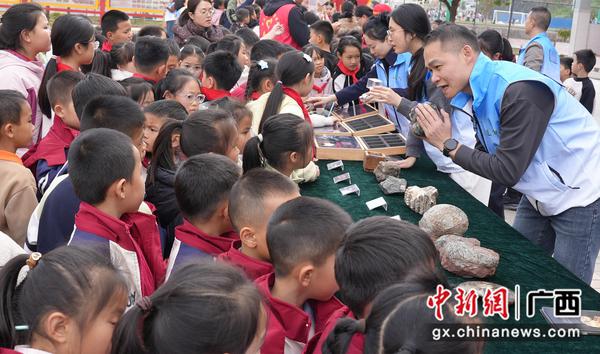 室外科普展示和讲解。谢贵红 摄