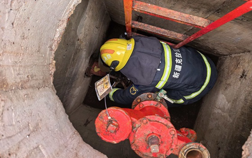 消防员正在保养室外消火栓。