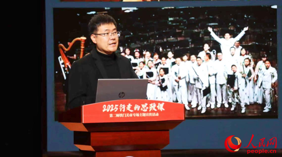 第二师铁门关市华山二中党支部书记、校长杜疆分享感悟。人民网记者 陈新辉摄e