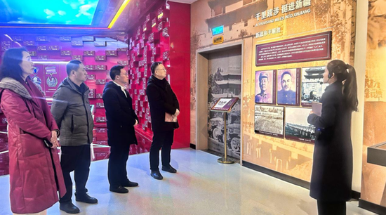 专家及媒体代表参观第二师铁门关市革命历史纪念馆。朱思琪摄e