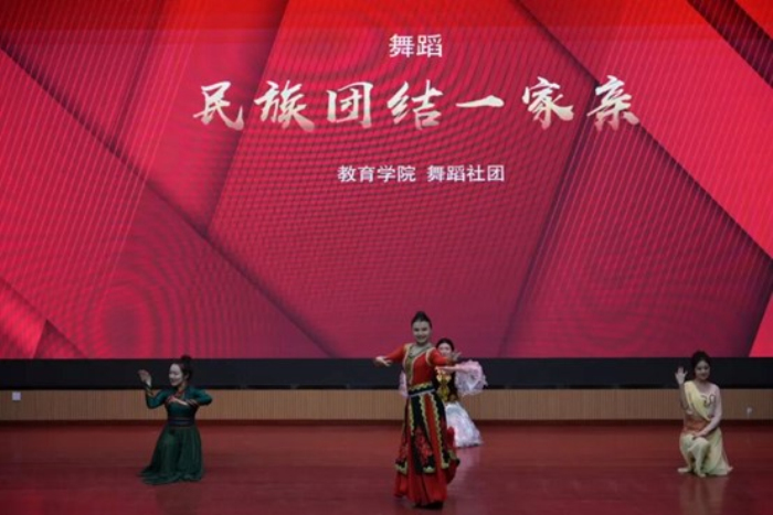 活动现场舞蹈表演。