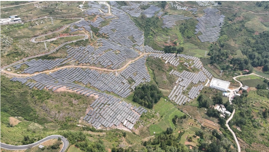 海发村光伏发电板。（图/郭立）