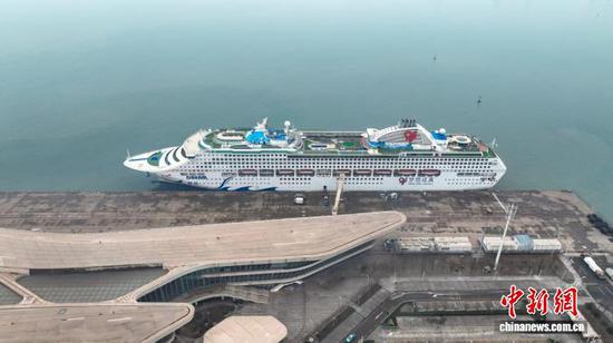 12月19日，搭载千余名旅客的“梦想”号邮轮靠泊天津国际邮轮母港。（东疆边检站供图）