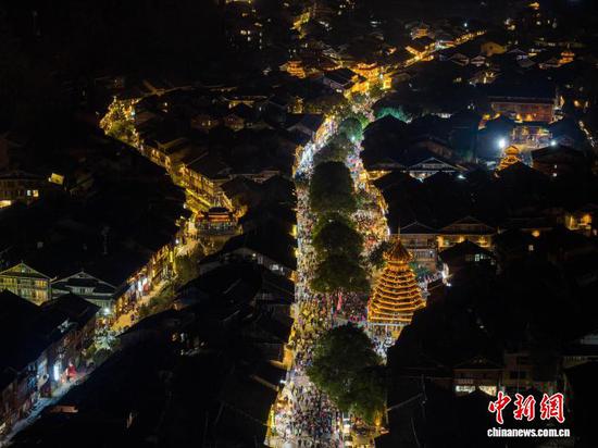 12月20日晚，航拍贵州省黎平县肇兴侗寨。龙建睿 摄