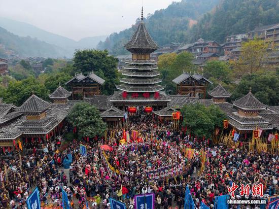 12月20日，贵州省黎平县肇兴侗寨，侗族民众与游客一起欢度侗年。龙建睿 摄