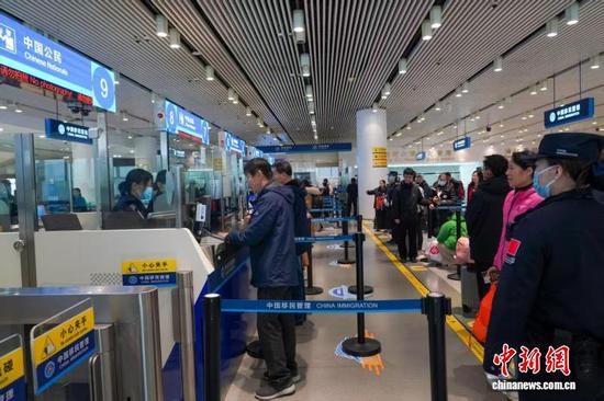 图为边检现场。（东疆边检站供图）