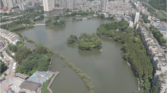 钟山区森林覆盖率达53.97%，每立方厘米空气负氧离子含量超2万个，优良的生态环境成为游客心驰神往的“诗与远方”。图为凤池园。（图/郭立）