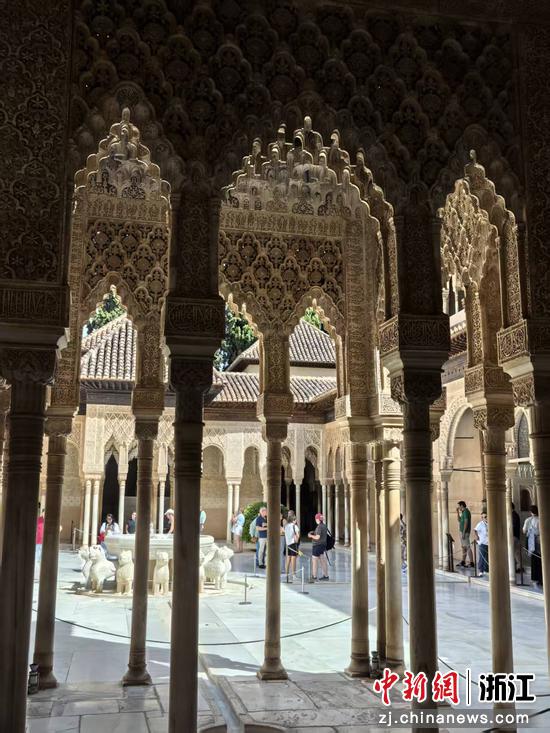 穿过桃金娘中庭，狮子庭院。作者供图