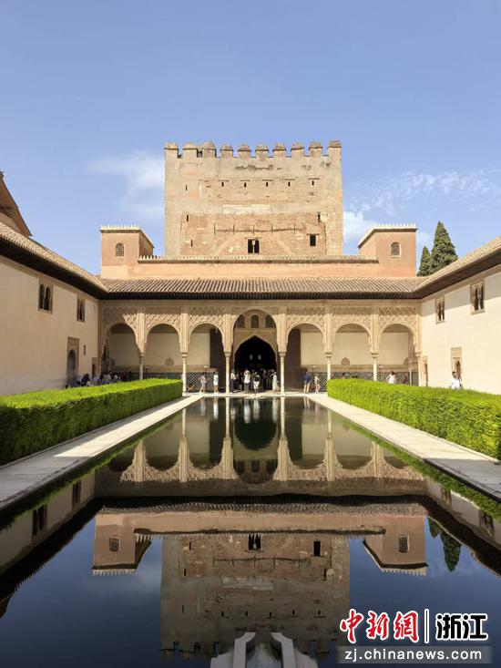 桃金娘庭院。阿尔罕布拉宫最著名的庭院之一，庭院中间有一个长方形的水池，四周是整齐的桃金娘灌木，建筑倒影在水中，宁静而美丽。作者供图