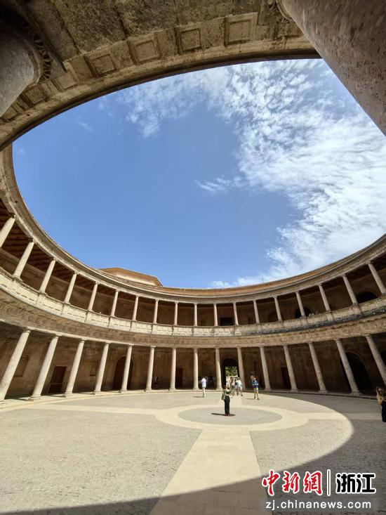 阿尔罕布拉宫内的柱廊，柱子简洁而优雅，支撑着上方的拱形结构，营造出一种深邃的空间感。作者供图