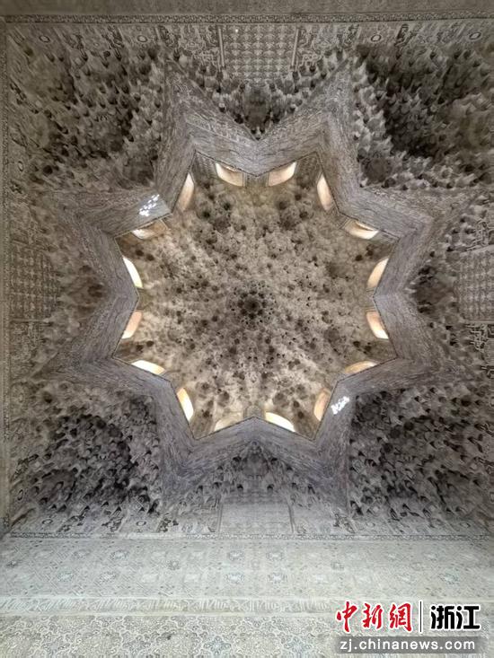 桃金娘中庭双姊妹厅顶的石膏天花布满蜂窝状钟乳石雕，层层叠叠，如雪花结晶，又似星空垂落。作者供图