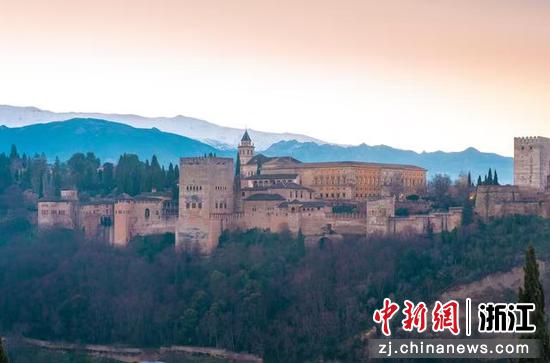 远眺阿尔汗布拉格宫 作者供图