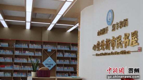 图为龙兴街道心安处社区新市民书屋一角。李和江 摄