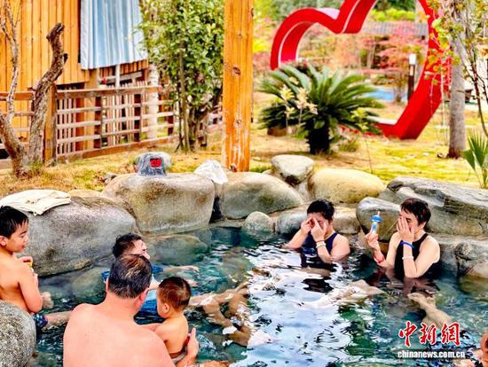 12月21日，民众在贵州石阡泡温泉。（石阡县融媒体中心供图）