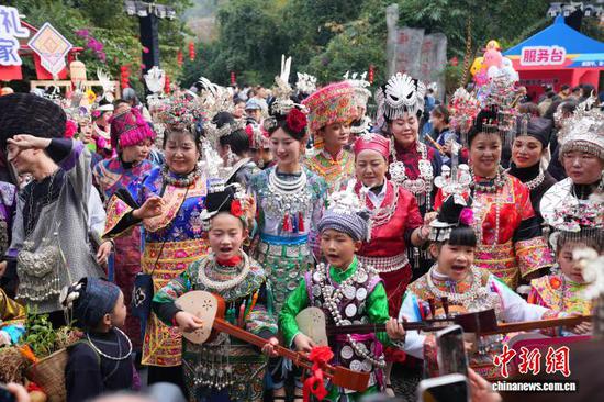 12月20日，贵州省黎平县肇兴侗寨，苗族同胞与侗族同胞一起欢度侗年。龙建睿 摄