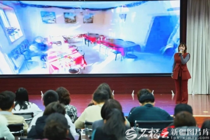 12月10日，百姓巡回宣讲团在温泉县博格达尔镇一社区宣讲。吴雨恒摄

