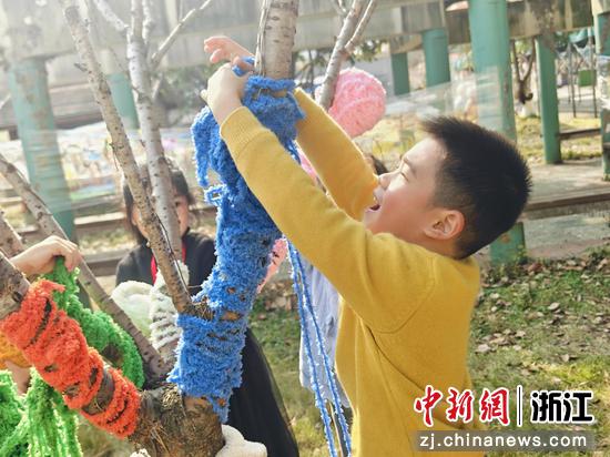 近日，小朋友给大树穿新衣。&nbsp;（姜山幼儿园供图）