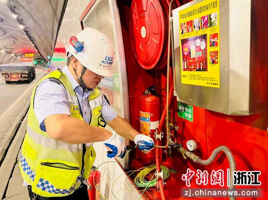 隧道巡检员开展隧道配电箱异常预警装置系统日常巡检。&nbsp;台州管理中心&nbsp;供图