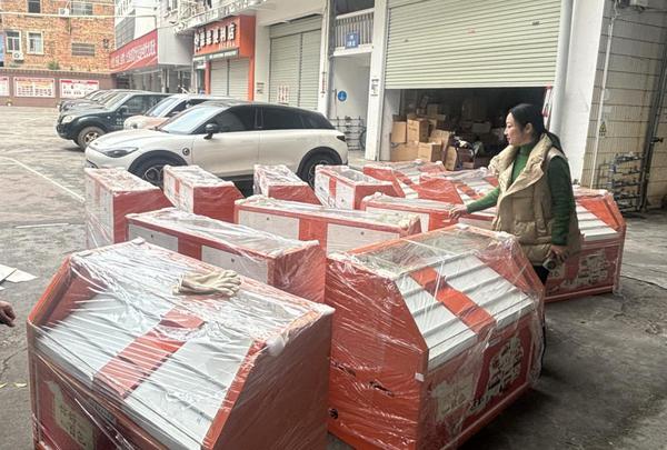 图为百色烟草员工准备为客户更换烟柜。王志昊 摄