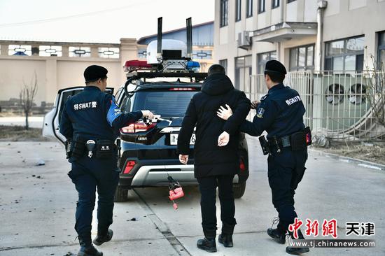 图为演练期间,特警队员开展无人机“黑飞”警情处置。北京铁路公安局天津公安处供图 图为演练期间,特警队员开展无人机“黑飞”警情处置。北京铁路公安局天津公安处供图