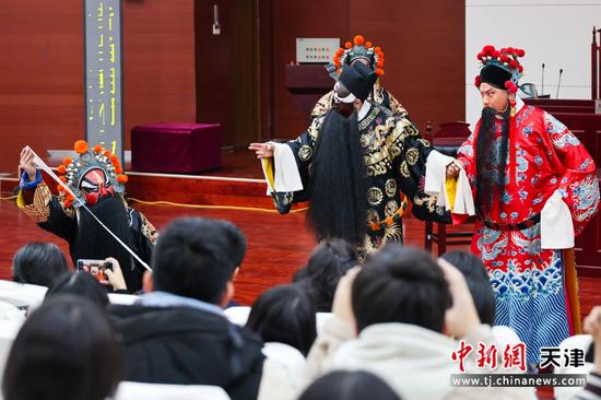 名家演绎经典选段。王玉 摄