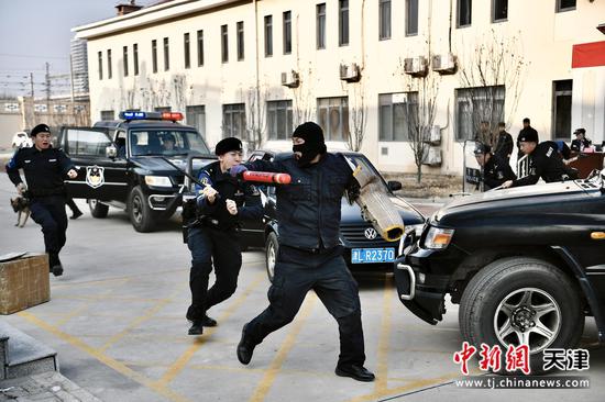 图为演练期间,特警队员开展驾车冲撞警情处置演练。北京铁路公安局天津公安处供图 图为演练期间,特警队员开展驾车冲撞警情处置演练。北京铁路公安局天津公安处供图