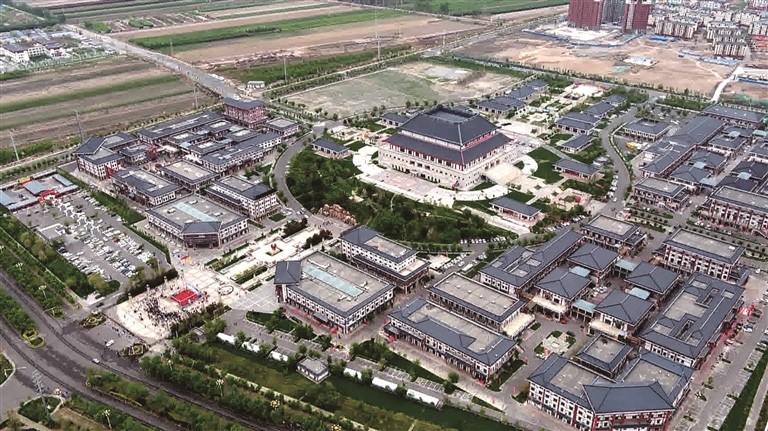 秋日里的玛纳斯县中华碧玉园。□赵善宾摄

