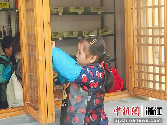 近日，小朋友擦窗现场。&nbsp;（姜山幼儿园供图）