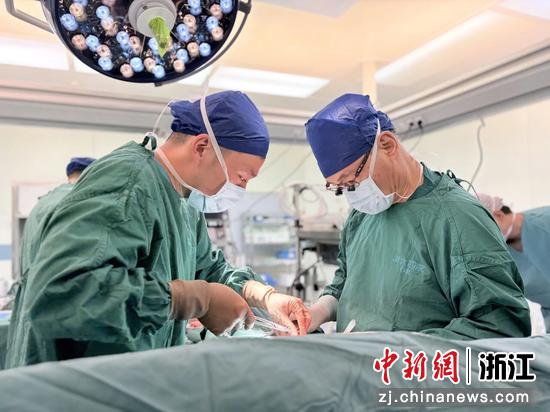张总刚主任团队实施主动脉夹层手术。浙大四院供图 张总刚主任团队实施主动脉夹层手术。浙大四院供图